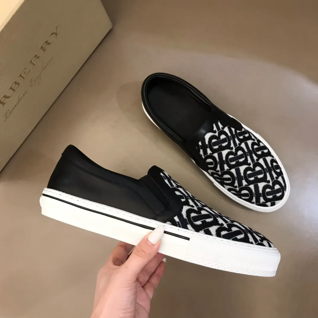◾️▫️B’s new spring and summer product, men’s classic low-cut slip-on sneakers, made of classic retro B’s printed canvas material, spliced ​​with layered calfskin, and decorated with a new brand logo. First-layer cowhide lining, embossed Burberry logo on the heel, and original TPU outsole!  P340 Yuan Size: 38-45